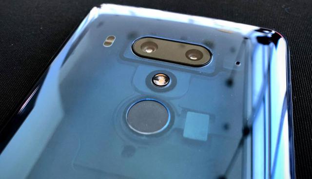 FOTO 4 | ¡La versión azul translúcida es (sí, adivinaste) translúcida! Puede ver algunos de los componentes a través de la parte posterior del teléfono. (Foto: Business Insider)