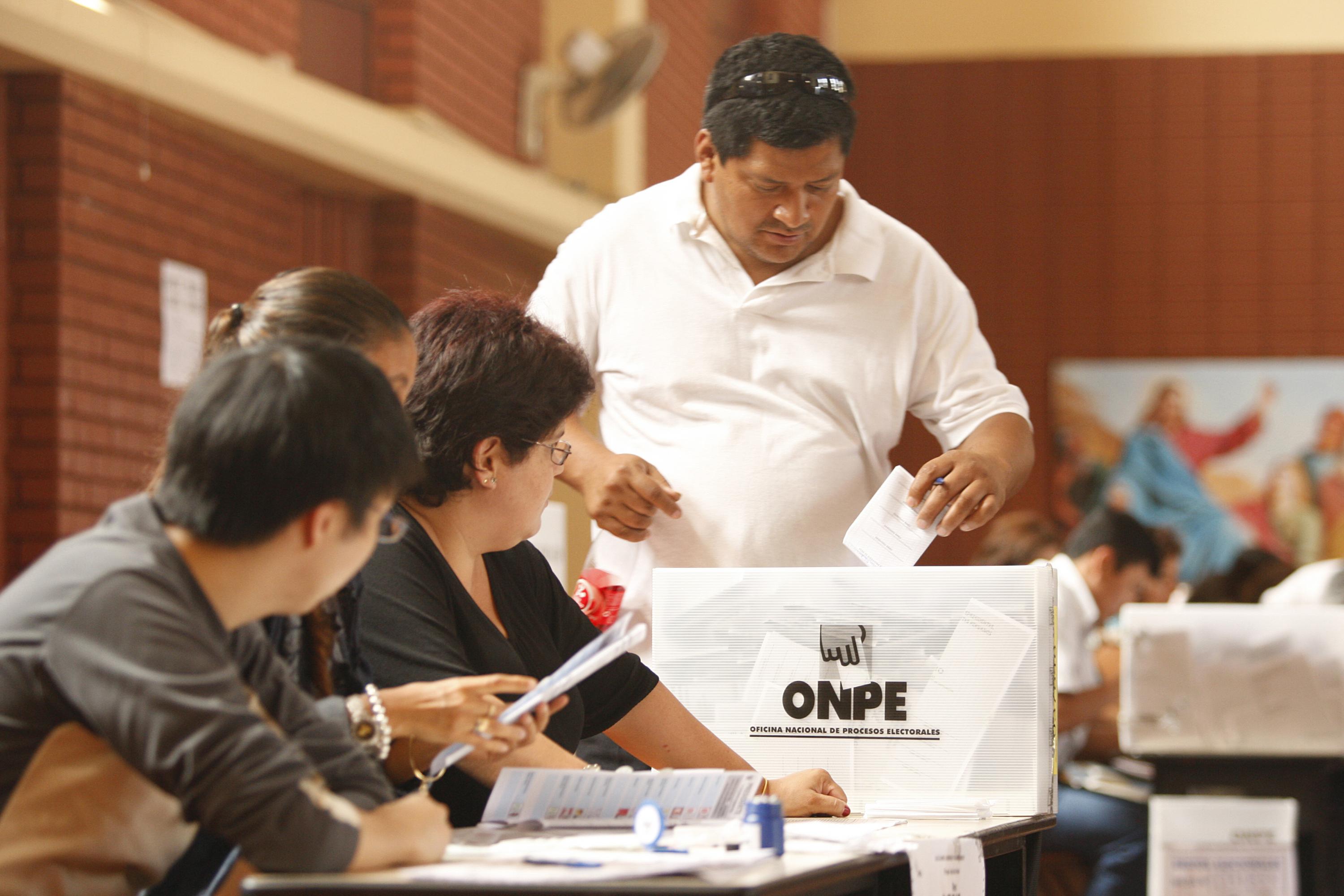 Cuestionamiento. El 46.3% del segmento E viciaría su voto en una eventual nueva elección. (Foto: Manuel Melgar)