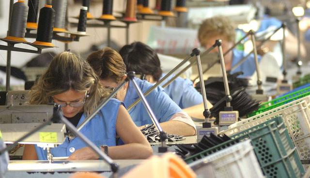 FOTO 16 | LA PLANTILLA. El ajuste de personal es una medida impopular que genera un gran desgaste a la empresa no sólo en términos de imagen externa e interna, sino en pérdida de conocimiento. Los expertos prefieren no entrar en detalles, pero resulta ingenuo pensar que la empresa con problemas ignore tomar medidas en uno de los costes fijos más significativos.

Antes de llegar a decisiones más drásticas como el despido o el ERE, hay que estudiar medidas de flexibilización. La reducción de la jornada laboral o del sueldo son dos de las más habituales, pero también se puede incentivar otro modelo de relación.