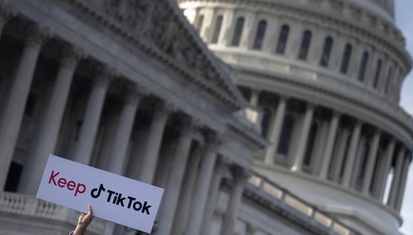 Una persona sostiene un cartel durante una conferencia de prensa sobre su oposición a la prohibición de TikTok en Capitol Hill en Washington, DC el 22 de marzo de 2023. (Photo by Brendan Smialowski / AFP)