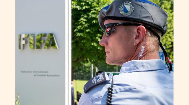 La agencia AP dice que se atribuye a Blatter el haber convertido a la FIFA en una potencia comercial. El Mundial de cada cuatro años genera ingresos por unos US$ 5,000 millones y entrega fondos a las 209 asociaciones, muchas de las cuales están en deuda c