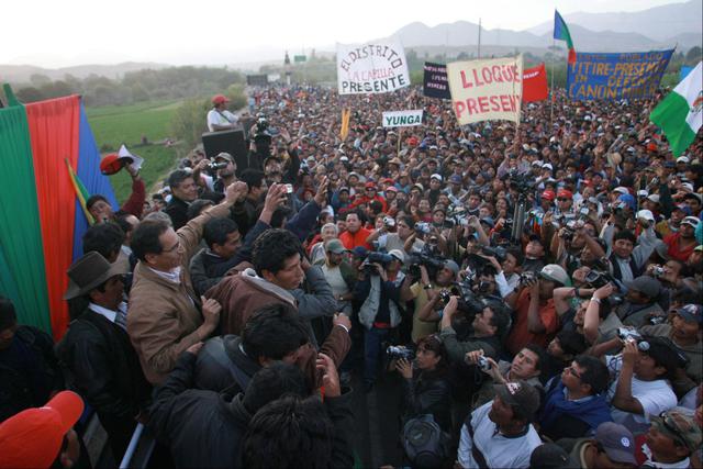 Foto 7: Participó en la protesta por las regalías de la minera Southern Perú en lo que se conoció como el “Moqueguazo” en 2008. Dicho evento paralizó la región durante 10 días. Su participación lo llevó a hablar con la Presidencia del Consejo de Ministros. Posteriormente se logró modificar la legislación pero el saldo fue de pérdidas de más de S/ 50 millones así como más de 100 heridos.