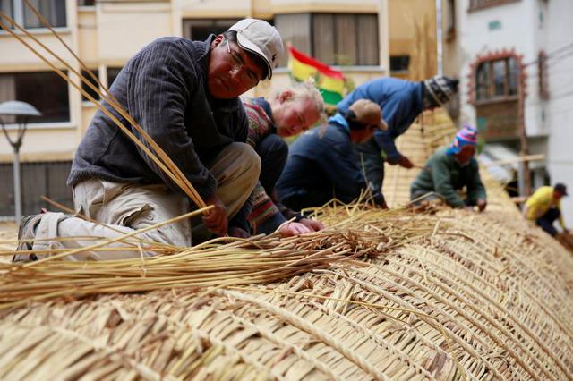 Ingeniería ancestral. Provenientes de la isla de Suriqui, en el Titicaca (la meca de la construcción de balsas de totora), los artesanos entrelazan manualmente los juncos, los sujetan con cuerdas y las van colocando pieza a pieza para construir el bote. C