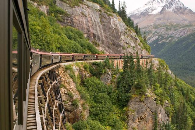 FOTO 8  | Vía férrea White Pass & Yukon (Canadá), considerada una de las 36 maravillas de la ingeniería civil, la vía férrea White Pass & Yukon sigue funcionando como tren turístico. Comenzó a construirse en 1898 por la necesidad de unir los campos de oro de Alaska con el noroeste de Canadá. Hacerla de vía estrecha permitía curvas más cerradas, algo muy necesario teniendo en cuenta el rocoso territorio de montañas que atraviesa.