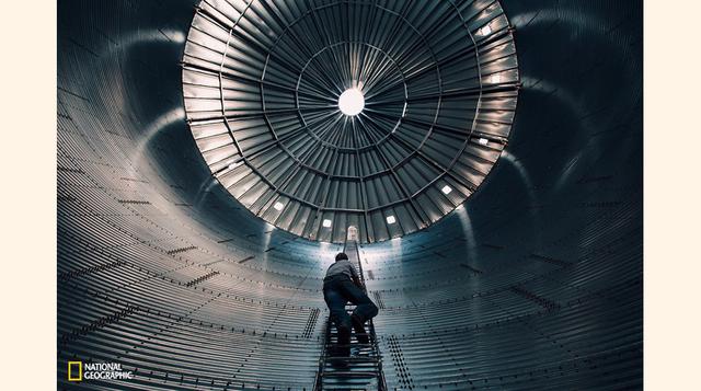 Un hombre sube a alturas vertiginosas. New Raymer, Colorado.