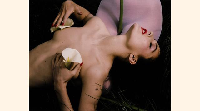 "Mannequin aux Fleurs" por Guy Bourdin, 1984.