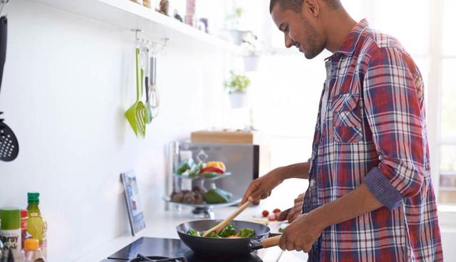 FOTO 14 | 14. Hacer el súper, cocinar delicioso y comer saludable sin gastar tanto
Cuando tienes 30 años ya fuiste a muchos restaurantes de autor y no te conformas con comidas congeladas. Sin embargo, ya también te diste cuenta de que los ingredientes buenos cuestan y que aunque no eres el/la mejor chef del país, tienes algunas recetas sorprendentes bajo la manga. Bienvenidx al mundo de los adultos que saben hacer el súper, comprar al mayoreo, conocen los beneficios de aprender a cocinar y además, cuidan su salud al comer saludablemente sin gastar de más. Si te faltan ideas, aquí algunas recetas.