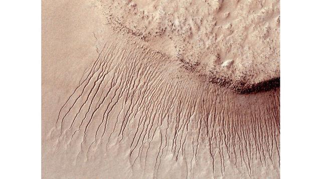 En esta otra imagen de la NASA se observa claramente canales de 1.10 metros a más de ancho sobre el suelo de Marte, por los cuales discurriría agua salobre, según los científicos.  (Foto: Reuters)