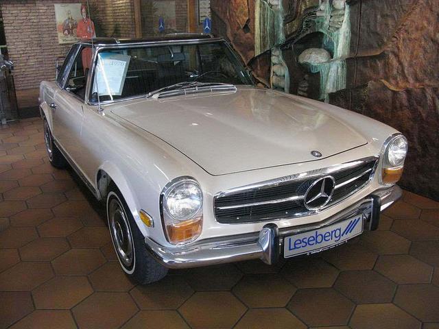 Foto 3 | 8. Mercedes-Benz 280 SL Pagoda (1967 – 1971). Con un motor seis cilindros de 2.8 litros, el 280SL generaba 170 caballos de fuerza, lo que era mucho en 1967. Es uno de los pocos coches que lucen bien en cualquier color. Es muy apreciado por los coleccionistas de autos clásicos.