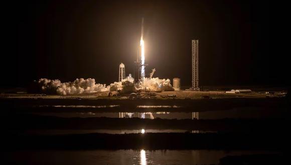 La nave espacial Dragon Endeavour de la NASA SpaceX, sobre un cohete Falcon 9 que transporta al Crew-8. | Foto: EFE