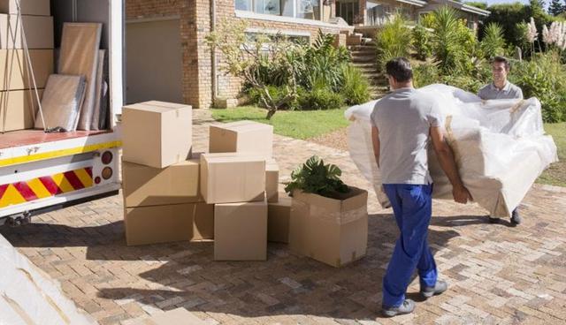 FOTO 4 | 4. Mudanzas. Ya sea que ayudes a otros estudiantes a mudarse o que amplíes tus clientes a toda la ciudad, puedes llegar a ganar hasta $200 dólares por mudanza, más propinas (en Estados Unidos).

Sin embargo, este trabajo no es para cualquiera. Requiere de mucho esfuerzo físico que incluye levantar objetos pesados, así que necesitas estar en buena forma o tener algo de ayuda. Sin embargo, es un trabajo flexible que paga bien, así que puedes unirte a un negocio que ya lo haga o empezar tu propia empresa de mudanzas ofreciendo tus servicios de boca en boca, en redes sociales, con flyers o con un sitio web. (Foto: Getty)