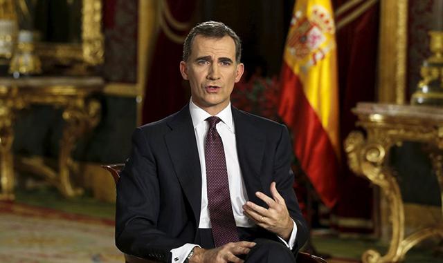 FOTO 1 | Felipe de Borbón accedió al trono español en junio de 2014 en sustitución de su padre, Juan Carlos I, que reinó desde finales de 1975, tras una dictadura de cuatro décadas y cuyo reinado daba señales de agotamiento en los últimos años. (Foto: Reuters)