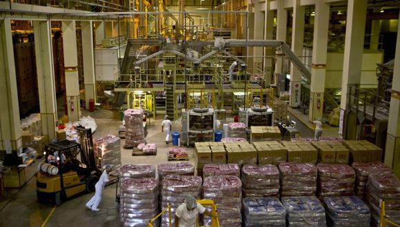 Un montacargas mueve cajas en una planta procesadora de alimentos de Alicorp SAA en Machado, Brasil.