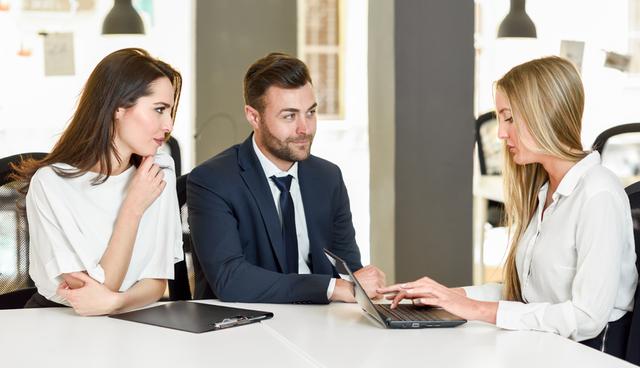 FOTO 5 | 5. Saber cómo tratar con clientes y personas difíciles. Más allá de que trabajes sin atender gente, hay un público interno al que necesitas responder (la empresa, tu jefe, los compañeros, los proveedores); a su vez, la tarea de todos tiene un impacto en el público externo (por ejemplo, los clientes o destinatarios finales de la labor que realizan). Siempre pueden presentarse conflictos, por lo que una gran habilidad esencial para destacarte es saber cómo tratar a cada persona. Para esto, identifica las emociones que te dominan (y las que prevalecen en la otra persona); canalízalas siempre hacia un resultado pro-positivo proponiendo soluciones y alternativas. Te ayudará aprender sobre negociación y a acercar puntos de vista distintos. Enfócate en las coincidencias por minúsculas que sean, y haz más de eso permanentemente, para sacar el foco de lo negativo y traspolarlo a lo positivo -aspecto que siempre está presente por más que no lo detectes a simple vista-. Al ejercitar esta forma de innovación emocional estarás un paso adelante para ser más asertivo en tu trabajo y en tu vida cotidiana. (Foto: Freepik)