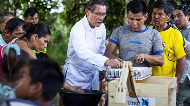 Dentro del macetero va el sistema generador de energía creado por UTEC que almacena tierra y electrodos capaces de convertir los nutrientes de la planta en energía eléctrica.