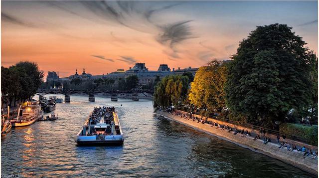 El Canal de Orleans, París; se puede contemplar uno de los espectáculos más conmovedores. Una vista más allá del tiempo de los monumentos más bellos de París, rodeados por los brazos brumosos del Sena, a lo largo del cual circulan las barcazas.(foto: Pixa