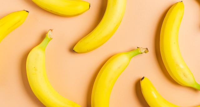 FOTO 3 | Plátanos: Las dietas bajas en sodio y altas en potasio tienen un impacto positivo en el estado de ánimo, según un estudio. Los plátanos son casi un superalimento, ya que son ricos en vitamina B6, que el cuerpo necesita para sintetizar serotonina y que no solo permite que disminuyan los nervios sino que, en combinación con el magnesio, ayuda a que se metabolice el triptófano. En realidad, en general, frutas y verduras que contengan proteínas compuestas por aminoácidos que son neurotransmisores, es decir, que transporten información vital para las actividades cerebrales, entran en la misma categoria. (Foto: Freepik)