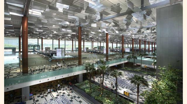 Aeropuerto Internacional de Changi (Singapur). Un año más los votantes de esta lista eligen el aeropuerto de Changi como el mejor de todos. Y no es de extrañar, esto más que un aeropuerto parece un parque de recreo. La instalación cuenta con cinco jardine