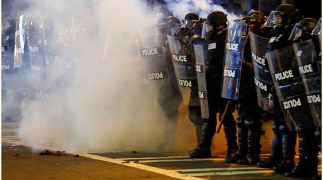 La Policía mantiene la posición cuando los manifestantes lanzan las granadas que los agentes habían tirado contra ellos. (foto: reuters).