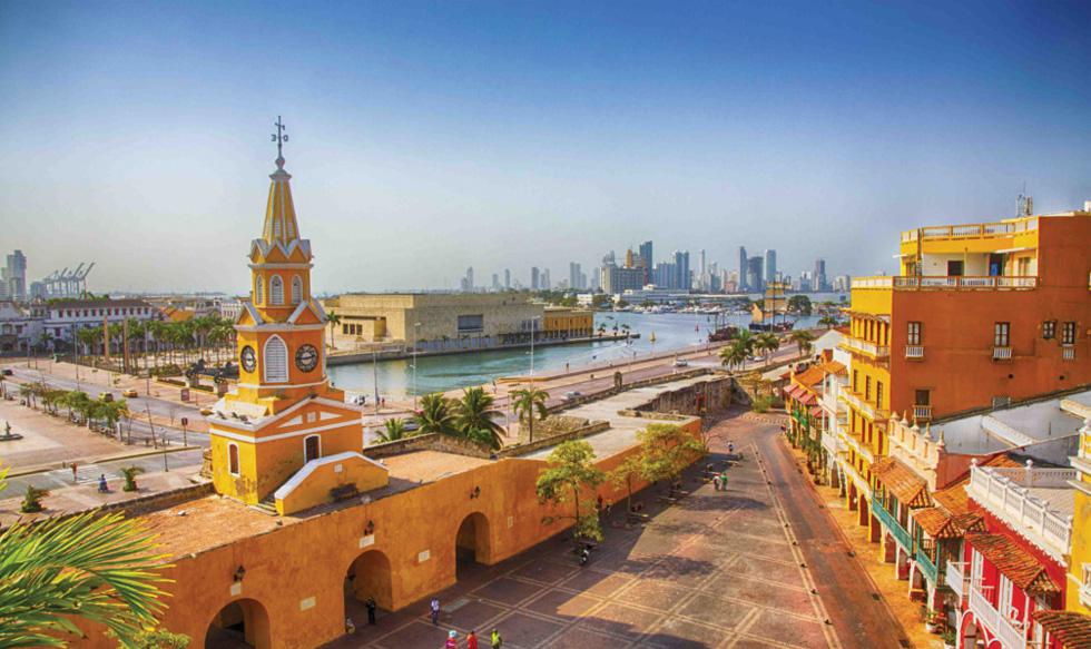 FOTO 1 | Colombia: Cartagena… la ciudad donde el tiempo se detiene

Uno de los destinos más románticos en Latinoamérica es esta legendaria ciudad fundada en 1533 y nombrada patrimonio histórico y cultural de la humanidad por la UNESCO.

Gracias a haber sido el principal puerto de América durante el imperio colonial, Cartagena de Indias cuenta con una muestra arquitectónica invaluable, destacándose el castillo de San Felipe, la Ciudad Amurallada y sus conservadas iglesias y museos. De allí que uno de los mejores planes sea caminar sin ningún rumbo por las calles del centro histórico, que parecieran devolver en el tiempo al transeúnte.

Para hacer aún más mágica la experiencia, se puede encontrar en la página de Despegar, un Romántico paseo en coche por la Ciudad Amurallada, desde $564* pesos por pareja. Despegar, ofrece vuelos desde Lima a Cartagena de Indias para del 10 de febrero al 16 de febrero están desde $34.835* pesos por persona.