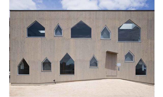 Casa particular, Japón. El juego de ventanas da cierto carácter de casa encantada a esta vivienda creada por el estudio nipón Suppose Design Office en 2009. La fachada está panelada en madera, estética que junto a los pentágonos de cristal dulcifica la ed