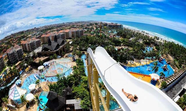 Beach Park (Aquiraz, Brasil). Mucho vértigo sentirás cuando vayas a este parque, sobre todo cuando te deslices en el 'Insano', un tobogán en caída libre de 50 metros de alto, al igual que en los toboganes de 'Arrepius', que aunque tien