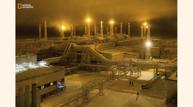 Fabrica de gas en el ártico. (Foto: Evgenia Arbugaeva / National Geographic)