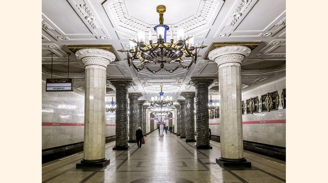 15. La estación de metro Avtovo en San Petersburgo, Rusia, cuenta con candelabros situados en el centro de las zonas de paseo y, en las plataformas de la estación, tiene adornos decorados con ramas de laurel, columnas de mármol, mosaicos señoriales y monu