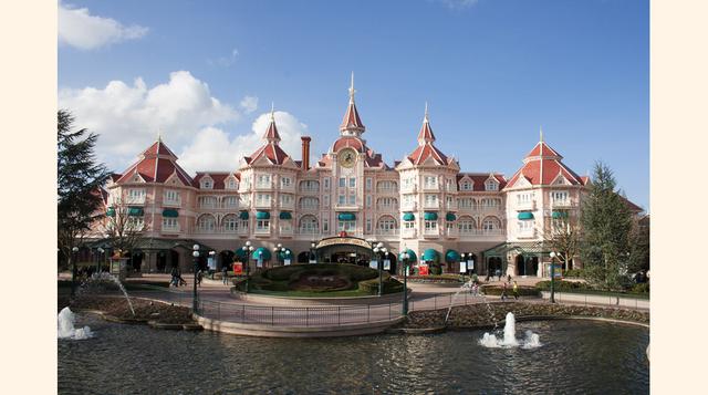 Disneyland Park en Disneyland París, París, Francia. Está situado en el complejo Disneyland Paris. Abrió sus puertas en 1992. Su nombre original Euro Disneyland cambió en 1994 por Disneyland Paris, que en 2002 varió  a Disneyland Park. Con 550,000 m2 es e