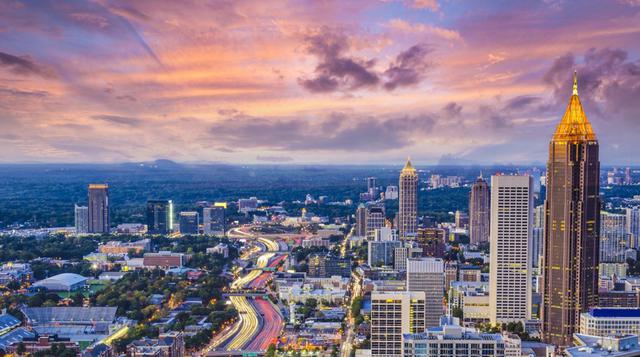 Atlanta, Georgia. En el extremo inferior del espectro de alquiler-salario, se prevé que los novatos en Atlanta gasten aproximadamente el 36% de su salario básico anual de US$ 49,000 en el alquiler de una vivienda. Atlanta, que alberga siete compañías del 