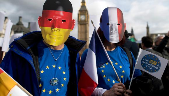 Británicos protestando a favor de los migrantes. (Foto: AFP)