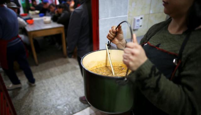 El hambre no es un fenómeno nuevo en el país, y menos aún la pobreza, pero la galopante inflación en medio de una recesión disparó la miseria de los argentinos a niveles insospechados. (Foto: Reuters)