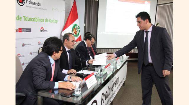 El asesor legal entregó la propuesta económica revisada a Manuel Carrillo Barnuevo, presidente del Comité Pro Desarrollo de ProInversión. (Fuente: ProInversión)