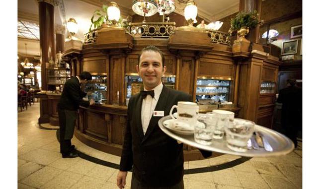 Café Tortoni (Buenos Aires, Argentina). El nacimiento de este local emblemático de Buenos Aires se remonta a 1858. Situado en la Avenida de Mayo, en el barrio de Montserrat, ha sido testigo privilegiado de la historia de la ciudad. Entre los clientes más 