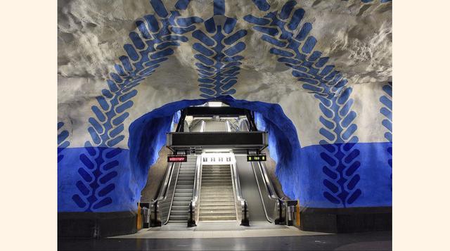 13. Por último, en Estocolmo, está la estación T-Centralen, que podría no parecer nada fuera de lo normal desde el exterior, pero una vez adentro verá plataformas tipo cueva en azul y blanco brillante que transforman el espacio. (Foto: Flickr / imagea.org