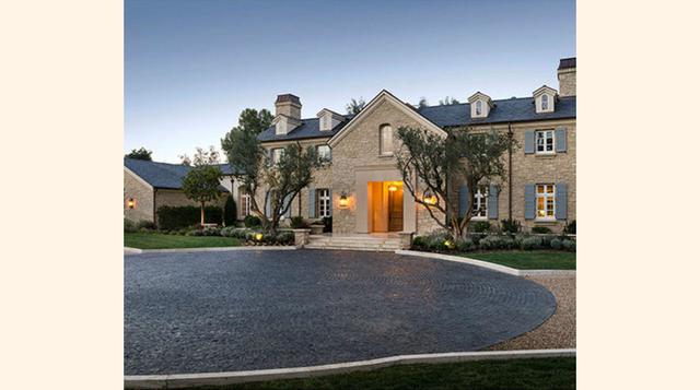 Kim Kardashian. La casa de Bel Air de Kim Kardashian y Kanye West salió a la venta en diciembre por 20 millones de dólares. Esto es más del doble de los 9 millones de dólares que pagaron en 2013. Esto es un enorme margen de beneficio, incluso después de 2