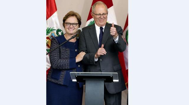 3. Sus aficiones son viajar y leer sobre política, ciencia y temas sociales.