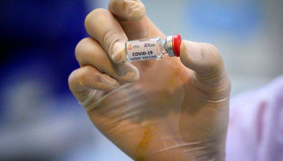 “Es importante precisar que el fallecimiento de la participante no tiene relación con la vacuna ya que recibió un placebo", señala el comunicado de la UPCH. (Foto: AFP)