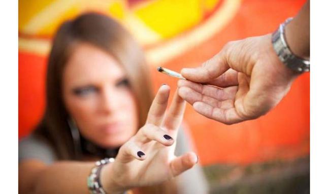 Impuesto por posesión de drogas. Entre 2005 y 2009 el gobierno de Tennessee decidió cobrar a las personas por el consumo de marihuana, cocaína y anfetaminas. Se permitía el consumo dichas sustancias, siempre que se hubiese cancelado el impuesto por ello.