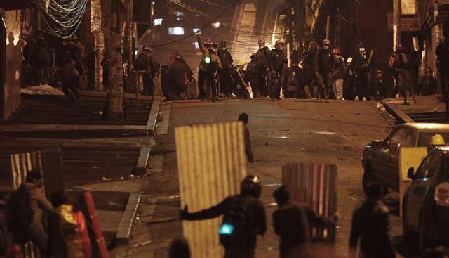 Una fuerte lluvia contribuyó a dispersar a los grupos de violentos. (Foto: AP)