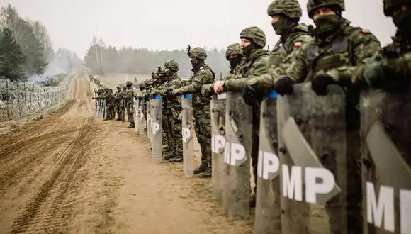 Soldados polacos desplegados en la frontera con Bielorrusia para frenar la entrada de migrantes. FOTO: HANDOUT VIA REUTERS