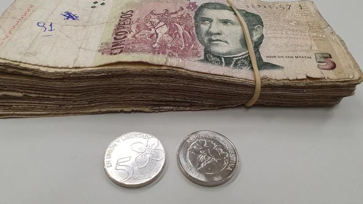Hasta su desaparición definitiva, los billetes coexistirán con las monedas del mismo valor (Foto: Infobae)