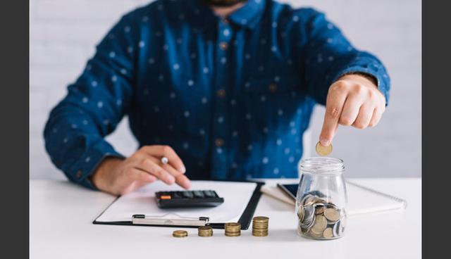 FOTO 6 | 6. Ahorra
Tal vez sea muy “temprano” para pensar en tu retiro, pero entre antes empieces a ahorrar, más dinero tendrás a la hora de disfrutar tus años de oro. El dinero que ahorres en tus 20s equivaldrá a millones en tu retiro.

¿Por qué no empiezas a depositar mensualmente? Aún así sean 300 pesos al mes, algo es algo.
(Foto: Freepik)