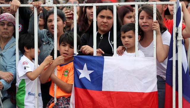 A pesar de que el concierto fue convocado con apenas 24 horas de anticipación, familias enteras llenaron la explanada del Parque O'Higgins para reclamar paz al ritmo de artistas locales. (Foto: EFE)