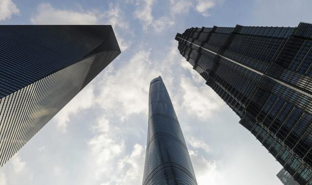 FOTO 3 | La complejidad de la torre, con una doble fachada en espiral diseñada para reducir la carga del viento y sus elevadores a prueba de incendio, muestra cómo las regulaciones de China están luchando para seguir el ritmo del desarrollo tecnológico. Las industrias, desde la aeroespacial hasta la de construcción y el hardware militar, están adoptando e incluso inventando algunos de los sistemas más avanzados del mundo, sin embargo, los organismos reguladores de China a menudo siguen afectados por prácticas y reglas creadas hace décadas.