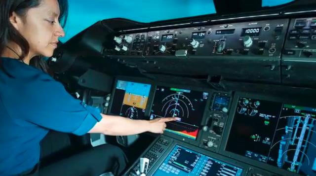 El fabricante aeroespacial está contando con un pago retrasado en una década proveniente de contratos adjudicados para instalar grandes monitores de vuelo y otros sistemas electrónicos en los aviones de la nueva generación de Boeing, desde el 787 Dreamlin