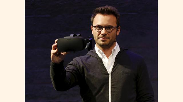 Su diseño es más liviano, moderno y cómodo que los prototipos mostrados en los últimos años. Se podrá tomar con una sola mano, se ajustará a cualquier forma y tamaño de cabeza y está fabricado de plástico con algunas áreas de tela. Aquí lo muestra Brendan