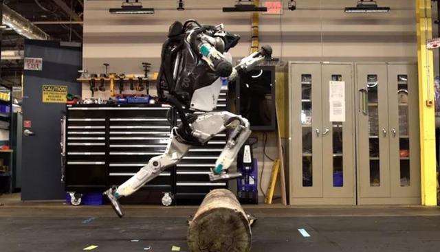 FOTO 5 | Atlas, AlphaGo, Libratus… la era de las IA capaces
A partir de aquí los eventos se vuelven mensuales, semanales, diarios. Hemos tenido que descartar buena parte de lo que se ha conseguido porque cada día se suben nuevos artículos científicos sobre inteligencia artificial a los repositorios. Pero no todos los día se construye a Atlas (2013), el robot bípedo de rescate de la Boston Dynamics, que, en principio, era capaz de mantener el equilibrio. (Foto: Difusión)