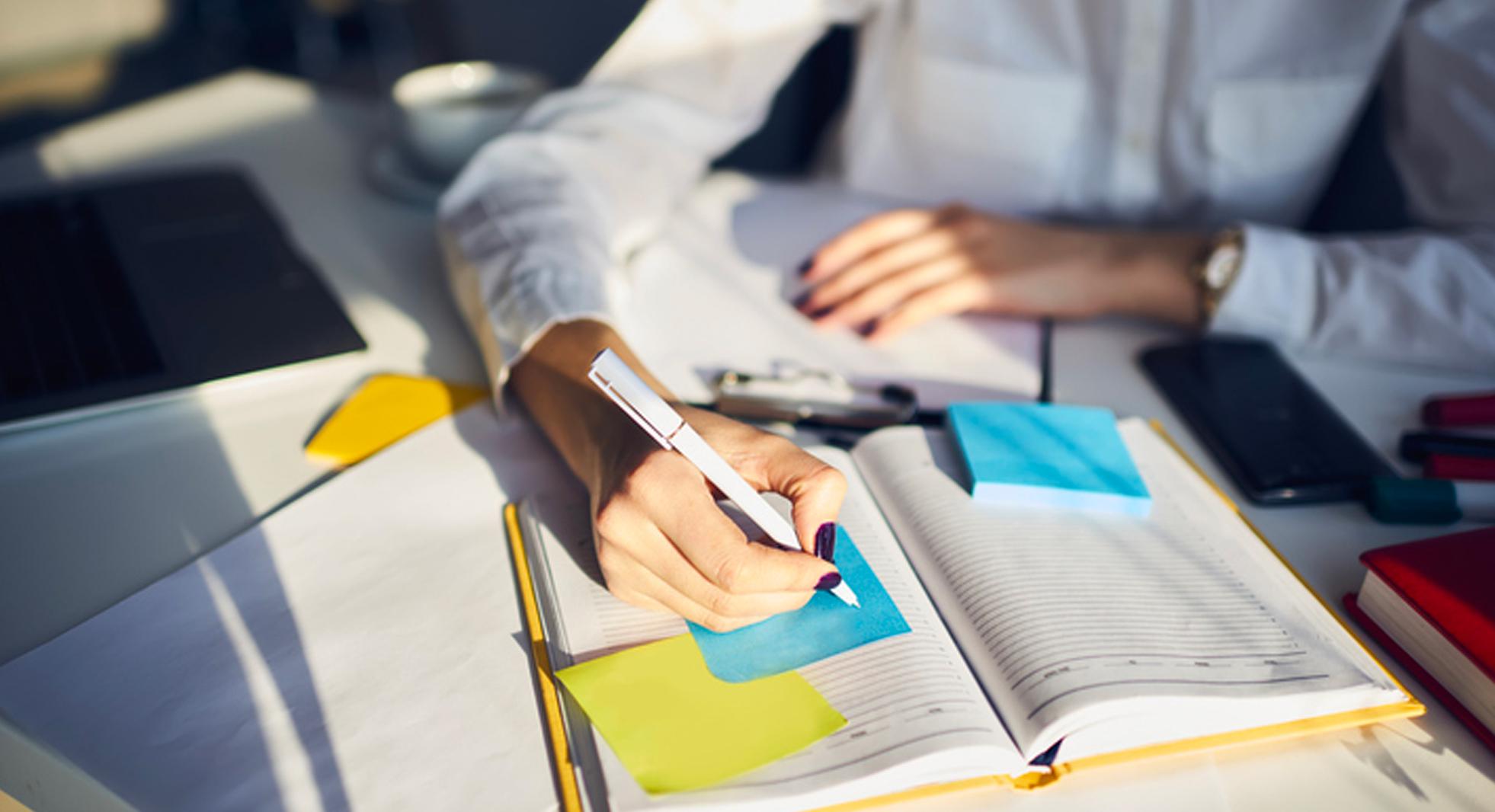 FOTO 1 | Planificación: Si es posible planificar los días de estudio dividiendo los temas en la cantidad de días que consideras necesario, es una buena técnica para no dejar nada fuera y para evitar tener días completos (y noches también) de estudio los días previos al examen. Además, siguiendo la planificación, se puede observar si necesitamos dedicarle mas tiempo, en el caso de venir atrasados sin terminar las tareas de un día, o si estamos holgados de tiempo y podemos reducir las horas o aprovecharlas para actividades como estudiar material de refuerzo, o generar material de estudio como resúmenes, cuadros comparativos, etc. (Foto: iStock)