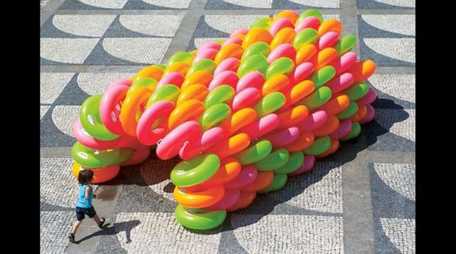 Desde un túnel de juguete hecho de piscinas inflables hasta habitaciones de hotel fabricadas con tubos de hormigón gigantes. En esta imagen, "PlayLand", del estudio Like Architects, en Portugal. "Quería mostrar cómo la escala no es una barr